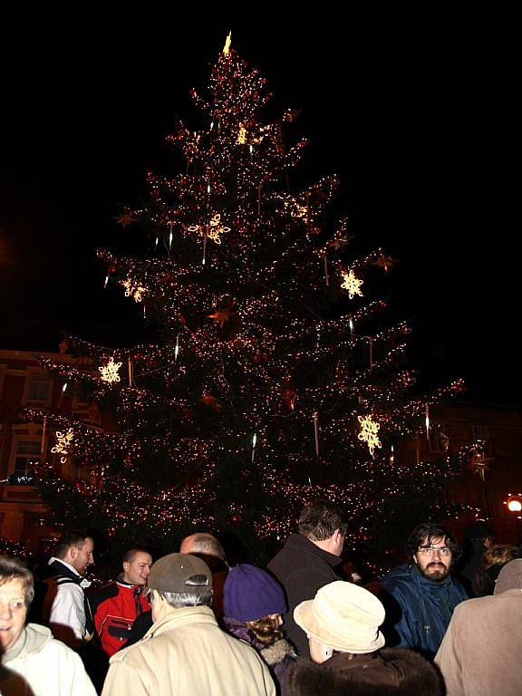 První ze čtyř svící na adventním věnci už zdobí Masarykovo náměstí