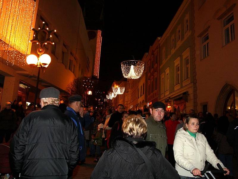 První ze čtyř svící na adventním věnci už zdobí Masarykovo náměstí