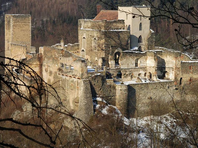 (Trasa hradu Kaja) je okružní vycházkovou a nenáročnou 1 km dlouhou trasou, která sleduje tok dvou potoků, mezi nimiž se na skalní ostrožně tyčí mohutný středověk hrad Kaja. 