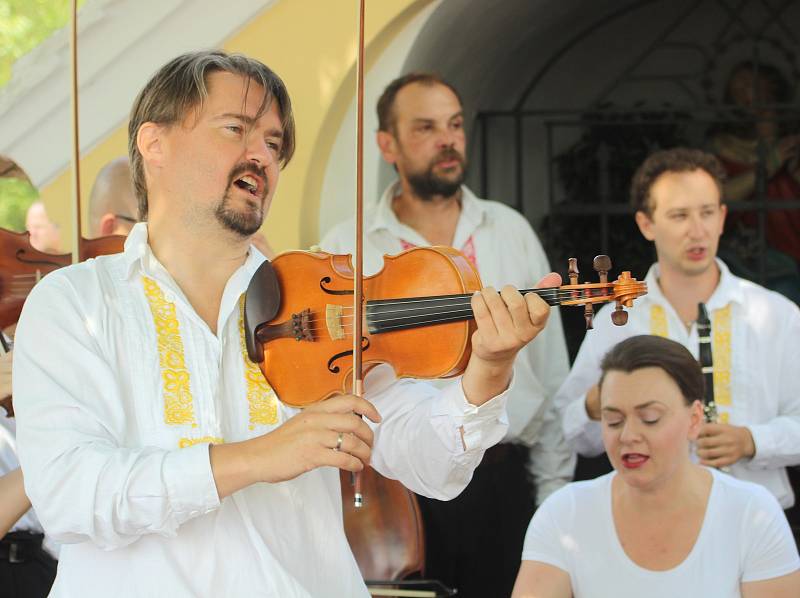 K tradičnímu posezení a pikniku bez hranic zahrála v rámci 13. ročníku Hudebního festivalu Znojmo na rakouském Heiligersteinu Cimbálová muzika Antonína Stehlíka.