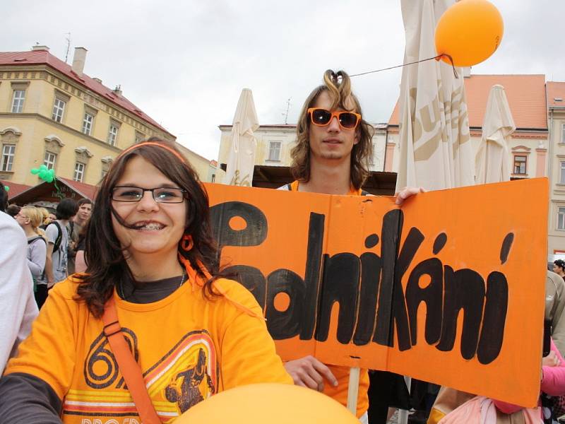 Červená, zelená, žlutá, bílá, černá, fialová a oranžová. To byly barvy, které symbolizovaly jednotlivé školy a učiliště, které měly na náměstí i vlastní prezentační místa.