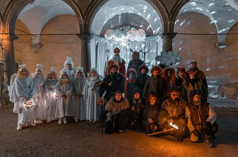 V Moravském Krumlově přišel svatý Mikuláš za dětmi na arkádové nádvoří zámku.
