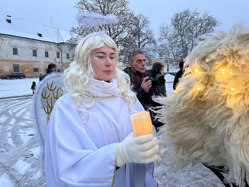 V neděli pozdě odpoledne vyrazil průvod čertů, andělů a Mikuláše z krumlovského zámku do ulic města.