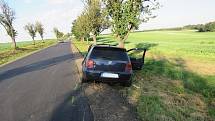 V nepřehledném úseku předjížděl řidič Volkswagenu Golf na silnici nedaleko Miroslavi. Nestihl se včas vrátit do svého pruhu a srazil se s protijedoucí oktávií.