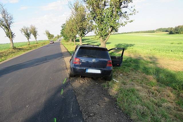 V nepřehledném úseku předjížděl řidič Volkswagenu Golf na silnici nedaleko Miroslavi. Nestihl se včas vrátit do svého pruhu a srazil se s protijedoucí oktávií.