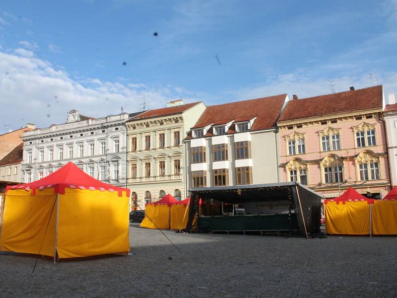 Znojemští mohou letos oslavit Silvestra na Horním náměstí. Na akci, která začíná už ve tři odpoledne, lákají billboardy. Dopravní značky s předstihem upozorňují, že náměstí bude pro auta v podvečer uzavřeno.