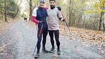 Chodec Janek Vajčner (vlevo) chce podpořit znojemskou nemocnici. V sobotu bude chodit deset hodin v Karolininých sadech. Pokračuje tak ve výzvě, kterou dělal v Boskovicích, aby získal podporu tamější Dětské léčebně pohybových poruch.