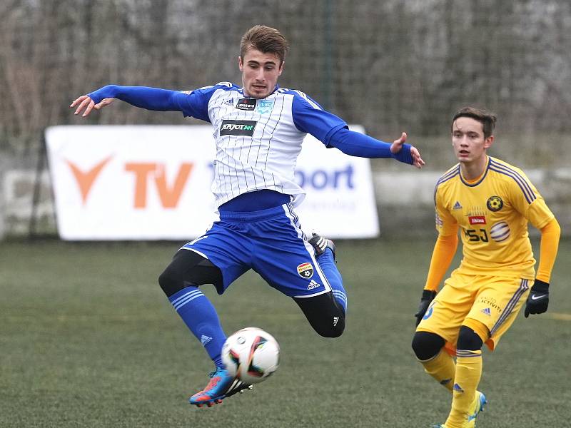 Fotbalisté Znojma (v modrobílém) podlehli Jihlavě 1:4.