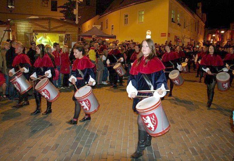 Již druhý den žije Znojmo Vinobraním. V pátek večer a sobotu odpoledne zaplnily davy lidí centrum města, aby pozdravily krále Jana Lucemburského s chotí Eliškou Přemyslovnou. Historický průvod tvořily stovky lidí a pětatřicet koní. 