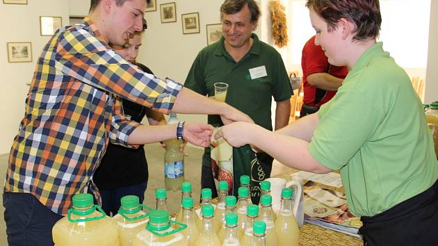 Po prodejcích u silnic, kteří nabízí burčák už několik dní, začala s prodejem i větší vinařství ze Znojemska, mimo jiné Znovín Znojmo.