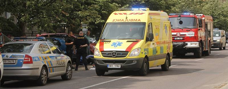 Policisté a záchranáři vyjížděli v pondělí dopoledne k nehodě skútru a osobního auta do Rooseveltovy ulice ve Znojmě.