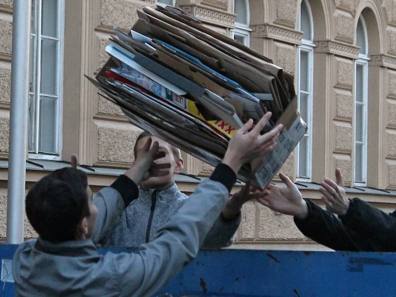 Rodiče dětí, které navštěvují znojemskou základní školu na náměstí Republiky, sbírají starý papír vždy dvakrát ročně. 