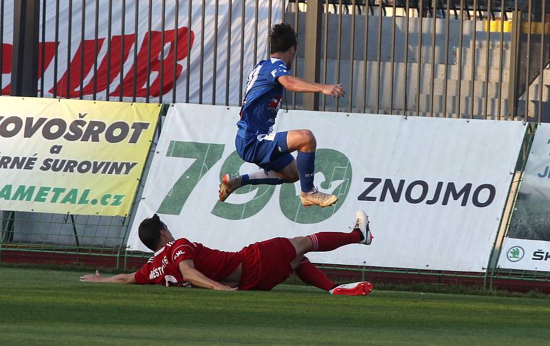 Znojemští fotbalisté (v modrém) se v pátém kole druhé ligy proti Třinci konečně dočkali výhry.