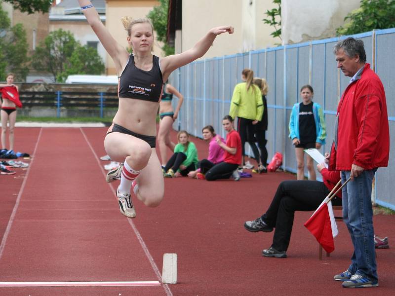 Třetí kolo atletické soutěže staršího žactva jihomoravského kraje se konalo v neděli ve Znojmě. 