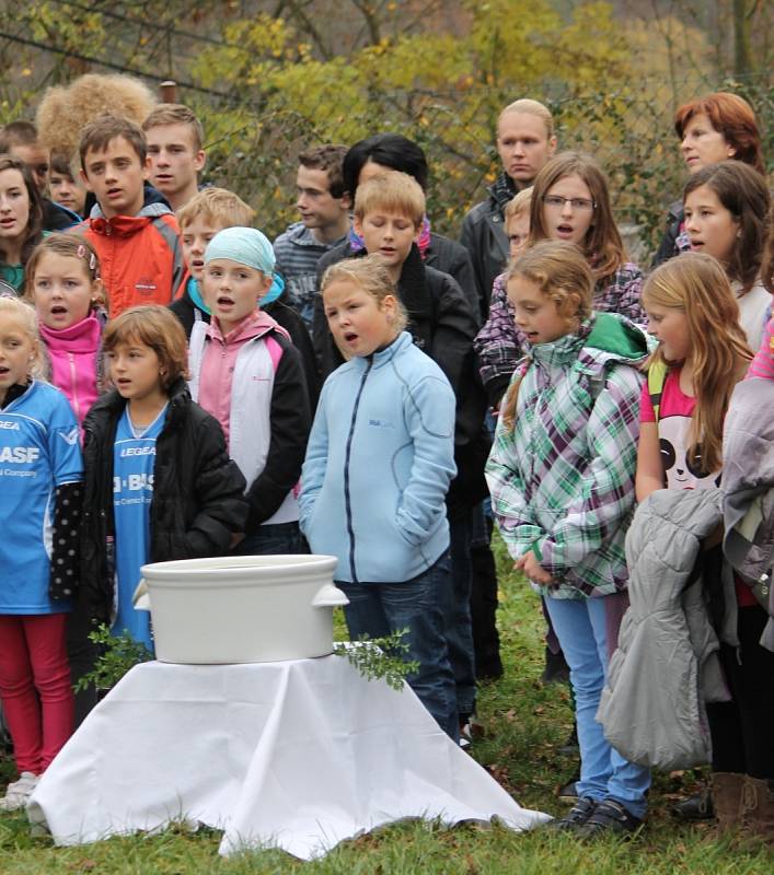 S předstihem, už v pátek 25. října, oslavili obyvatelé Vranova nad Dyjí 95. výročí vzniku samostatného československého státu. Při této příležitosti obnovili původní památník z roku 1946 v parčíku v Bítovské ulici a vysadili Lípu osvobození.