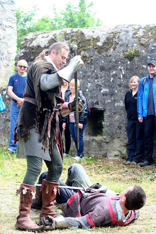 Znojemská skupina historického šermu Albion zahájila letošní sezonu an zřícenině hradu Cornštejn.