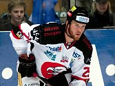 Kanadský hokejista Bryan Bickell v dresu znojemských Orlů.
