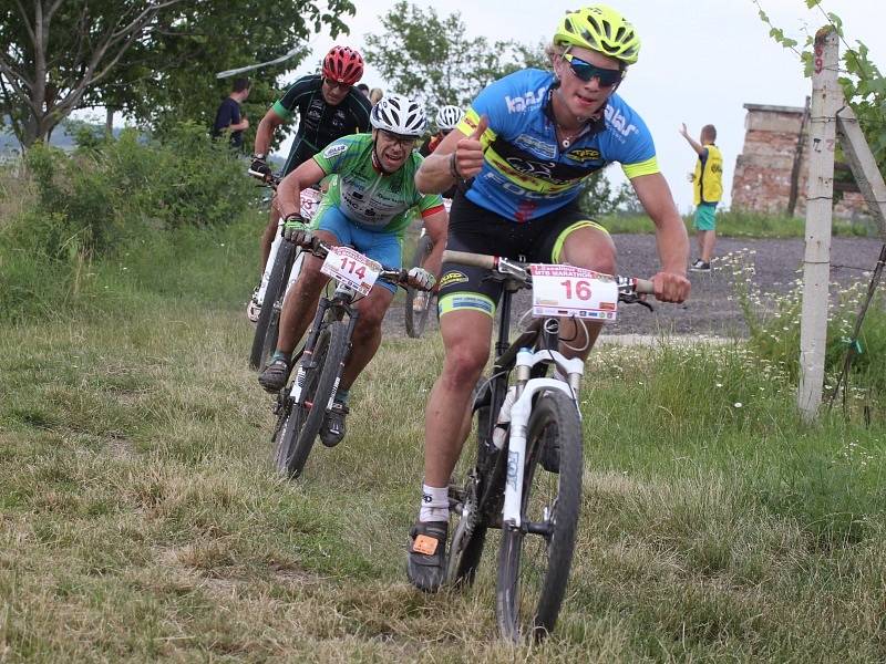 Zejména vinicemi na česko-rakouském pomezí vedl první ročník cyklistického závodu, který startoval v Hatích.