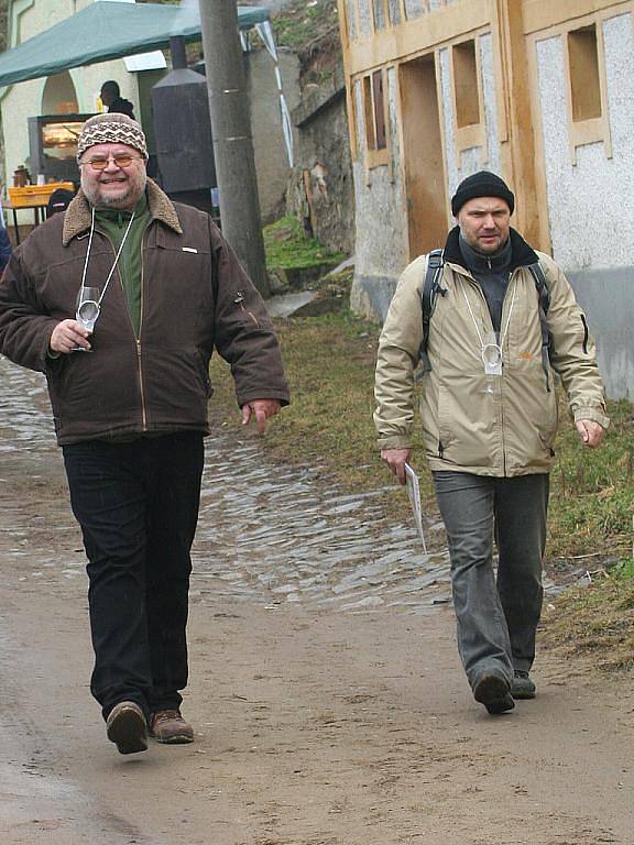 Ani nevlídné počasí nezabránilo milovníkům vína v tradiční ochutnávce. Sdružení dobšických vinařů ve spolupráci s obcí pořádali v sobotu další ročník oblíbené akce Putování po dobšických sklípcích.