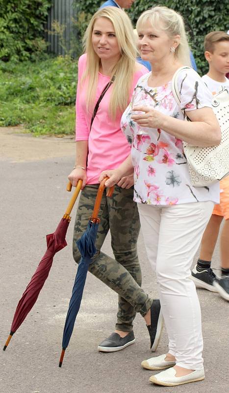 Slavnost Zarážení hory zažili v sobotu už potřetí obyvatelé Tasovic a pořáající Spolek vinařů svatého Klementa. Všude bylo plno vína, krojů a moravských písniček.