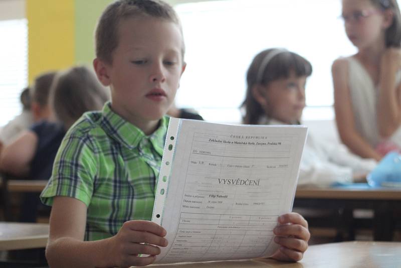 Také prvňáci z 1. B na Základní škole Pražská ve Znojmě si v poslední červnový den přišli do školy pro své první vysvědčení.