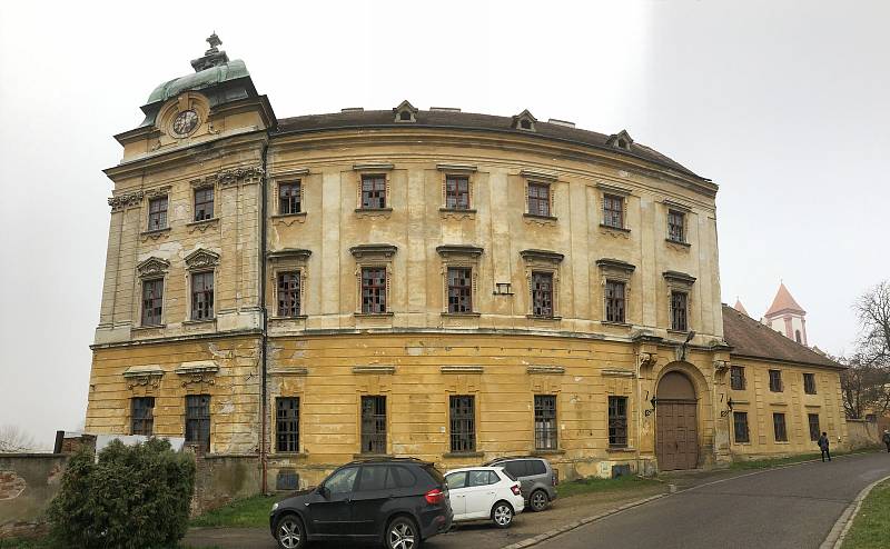 Repliky původních oken ze smrkového dřeva schválili památkáři. K vyměněným oknům na východní fasádě budovy přibude dalších 23 oken na severní straně kláštera (na snímku).