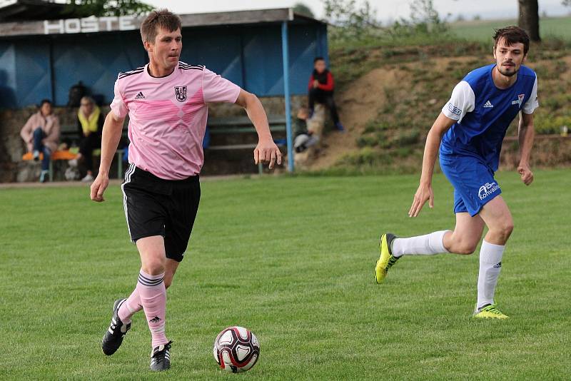 Fotbalisté Pavlic (v modrých dresech) podlehli v sobotu na domácí půdě v přátelském klání Práčím 3:4