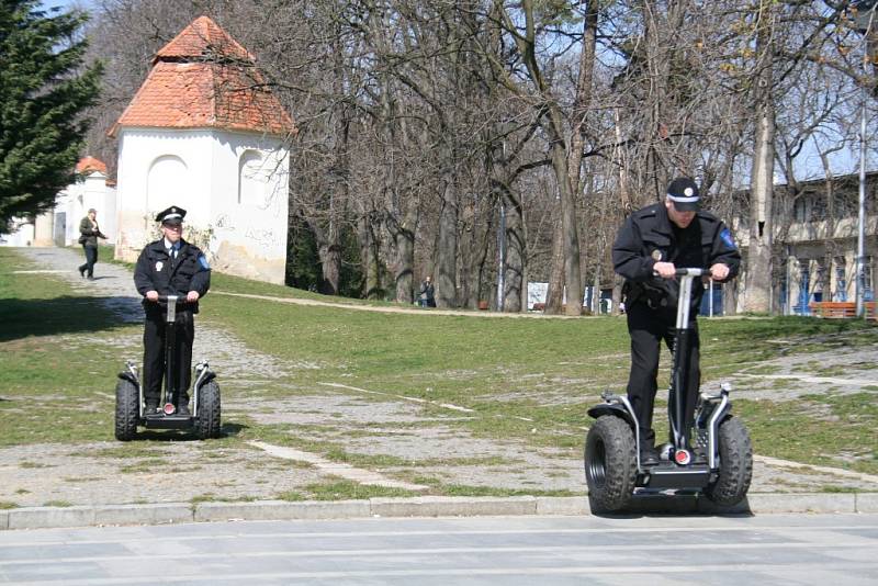 Strážníci převzali tři vozítka segway