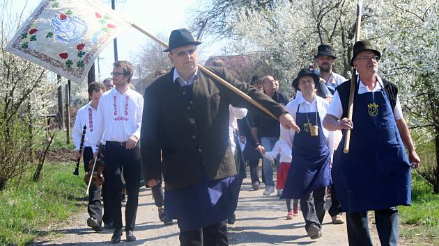 Členové Spolku přátel Hroznové kozy společně s milovníky vína a obyvateli Vrbovce slavnostně otevřeli naučnou stezku Hroznové kozy.