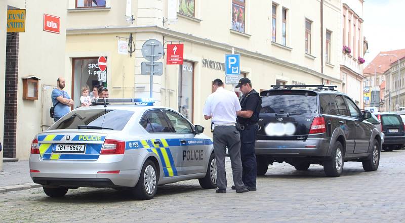 Ve Znojmě srazilo auto holčičku. Zranění je naštěstí lehké.