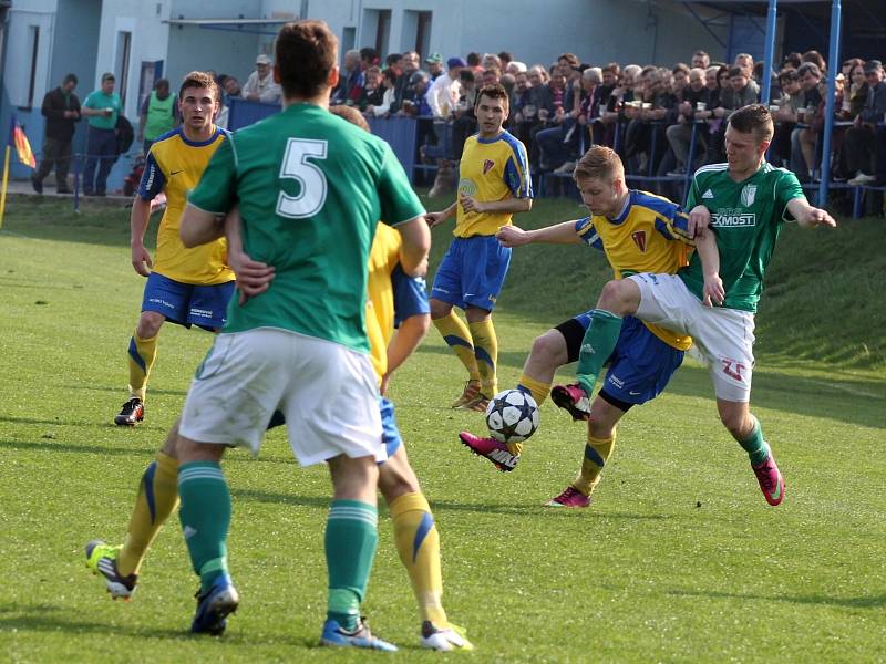 Fotbalisté Tasovic (ve žlutomodrém) stále čekají na první jarní výhru i gól. S Bystrcí prohráli 0:2.