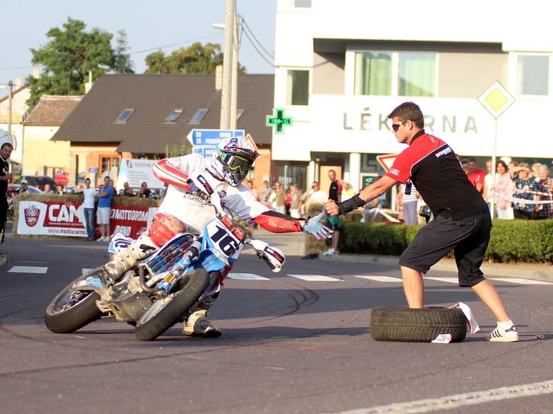 Motorkářské dovednosti mohli diváci obdivovat na čtvrtém ročníku Supermota.