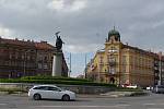Znojemskému Mariánskému náměstí dominuje od padesátých let socha rudoarmějce.