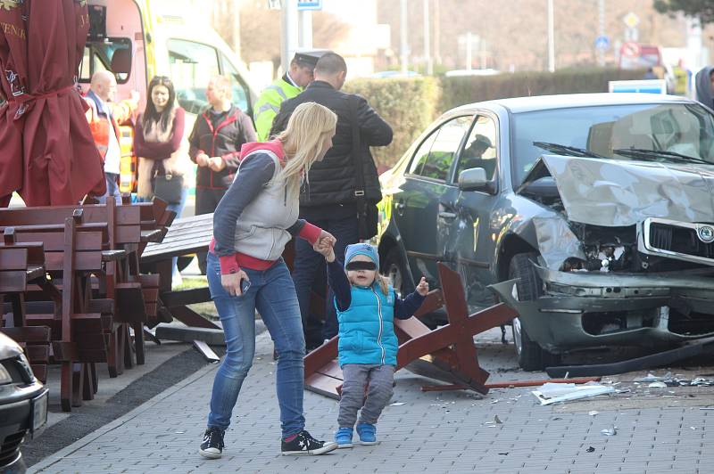 Na Rooseveltově ulici ve Znojmě se v sobotu před polednem srazila dvě auta. Škodovka smetla část předzahrádky u místní restaurace. Nikdo na ní naštěstí nebyl.