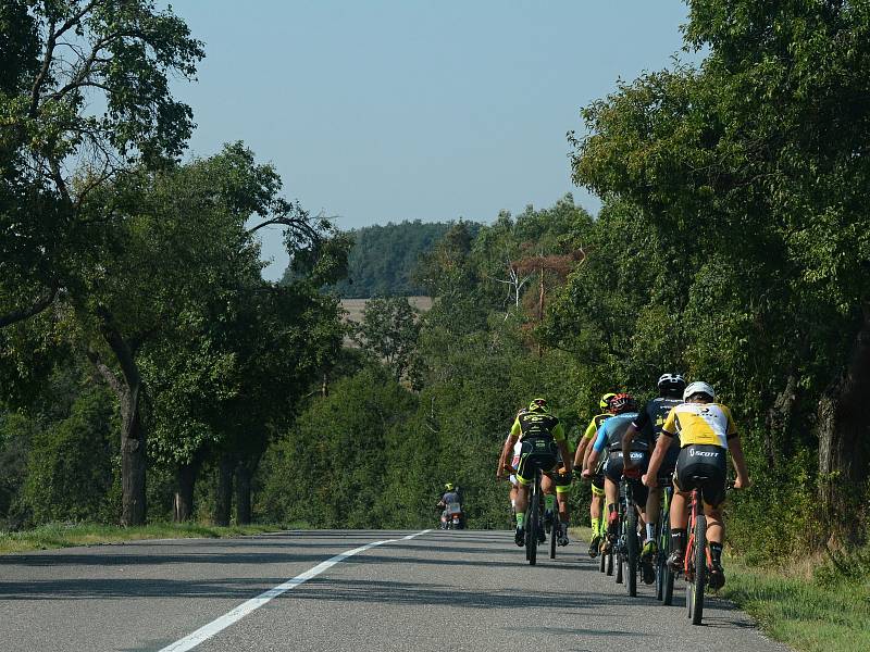 Už po třinácté vyrazily v sobotu desítky cyklistů na trasu Lahofer Cupu kolem Vranovské přehrady.