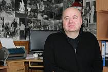 Miloslav Šnajdar  má kancelář vyzdobenou černobílými fotografiemi z akcí s dětmi.