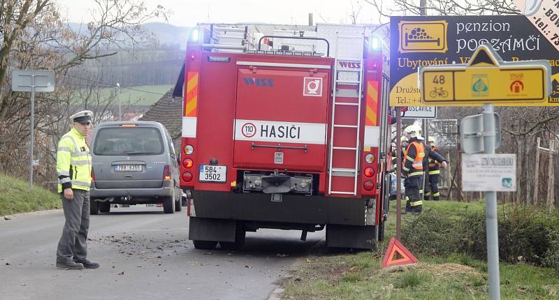 Na začátku Jaroslavic se v kopci srazily dva Nissany. Micra dopadla podstatně hůře. Jejího řidiče přepravili záchranáři vrtulníkem do Brna.