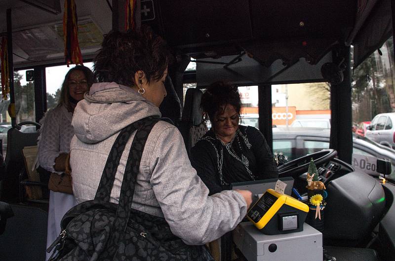 Petra Doležalová s dcerou Evou vozí před Mikulášem cestující znojemské městské dopravy převlečené za čerta a anděla.