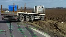 Na silnici číslo třiapadesát nedaleko mackovické křižovatky na Znojemsku zemřel po čelním střetu s kamionem řidič osobního auta.