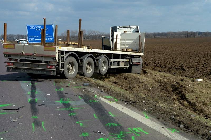 Na silnici číslo třiapadesát nedaleko mackovické křižovatky na Znojemsku zemřel po čelním střetu s kamionem řidič osobního auta.