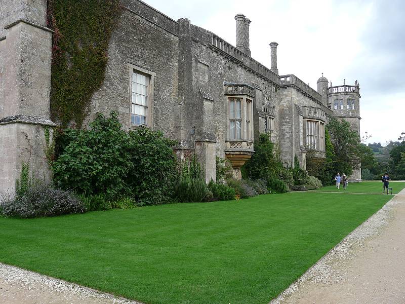 Ve stopách filmařů za příběhem Harry Pottera. Ve filmech si zahrálo panské sídlo a někdejší opatství Laccock Abbey. Na smímku v pozadí ke okno. které v roce 1835 na první dochované fotografii z negativu zachytil vynálezce a majitel panství Wiliam Fox Talb