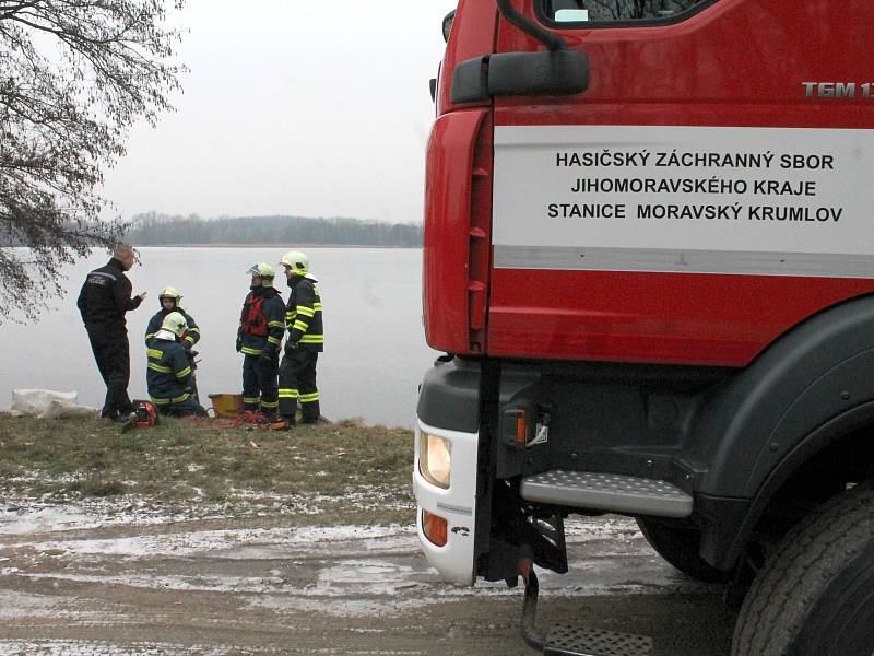 Moravskokrumlovští hasiči cvičili záchranu tonoucího, kterého neudržel příliš tenký led na rybníku.