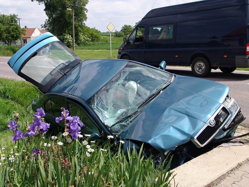 Lékaři i hasiči vyráželi v neděli okolo jedenácté k nehodě, která se odehrála na silnici v obci Trnové Pole nedaleko Pohořelic. Havaroval tam osobní automobil, dvě osoby byly zraněné.