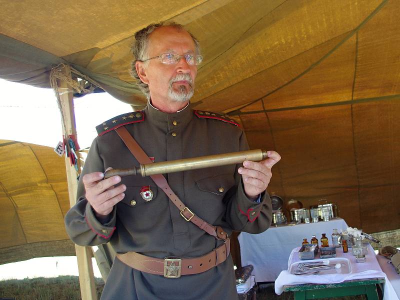 Stovky návštěvníků v sobotu přilákal program v areálu pěchotního srubu Zahrada u Šatova. Prohlíželi si zbraně, ukázky výzbroje či historická vojenská vozidla a  soutěžili v dovednostech.