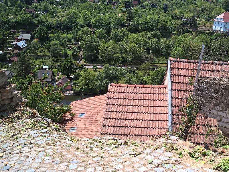 V pěší ulici Žleby ve Znojmě se ve středu odpoledne zřítila část opěrné zdi. Stalo se to při ústí s ulicí Napajedla. 