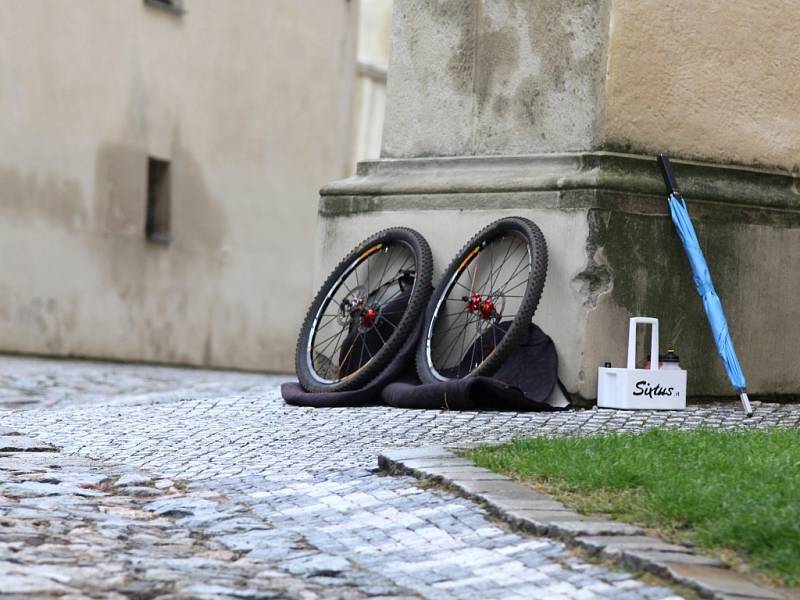 Čtyřiatřicet závodníků se objevilo na velkém okruhu závodu horských kol Velké ceny města Znojma. Jeli zde kategorie od kadetů až po veterány.