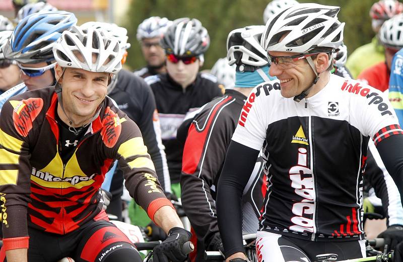 Cyklisté zahájili letošní sezonu. Tradičně na Hrušovansku a na setkání Primavera bike. O medaile nešlo, důležité bylo setkat se a společně vyrazit. Sezonu symbolicky zahájil výstřelem ze startovací pistole vítěz Závodu míru z roku 1964 Jan Smolík.