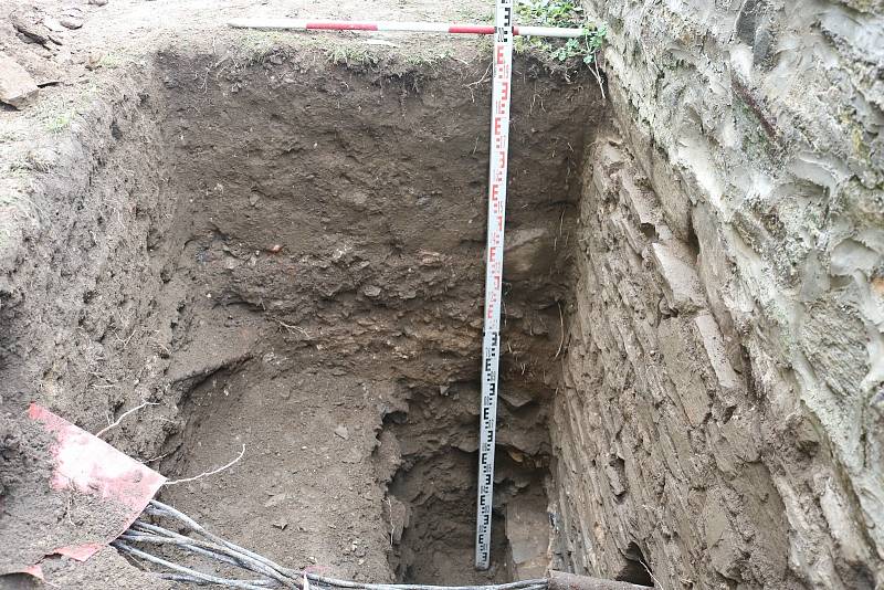 Na zámku archeologové bádali loni na podzim.