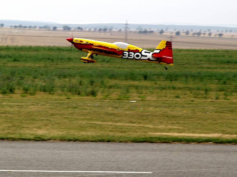 Pětašedesát pilotů ze sedmnácti zemí se o víkendu utkalo o medaile evropských šampionů v akrobacii obřích leteckých modelů.