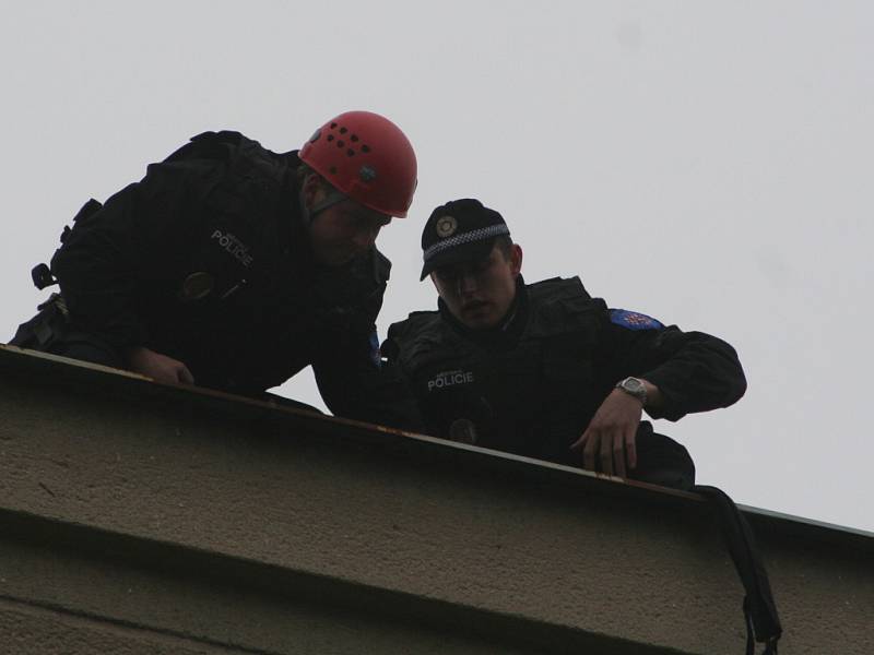 Městská policie slaňuje do zavřeného bytu.